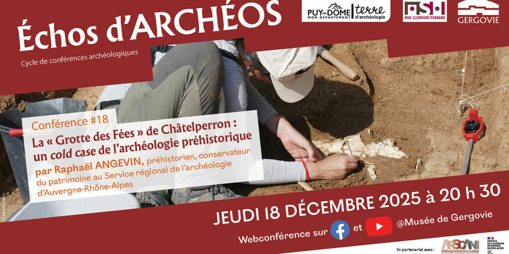 Visuel de promotion de la conférence Echos d'Archéos de décembre 2025, avec en arrière plan une photo d'une archéologue accroupie fouillant sur le terrain du site archéologique et préhistorique "La Grotte aux fées" dans l'Allier