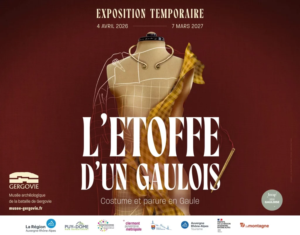 Visuel de promotion de la conférence Echos d'Archéos de décembre 2025, avec en arrière plan une photo d'une archéologue accroupie fouillant sur le terrain du site archéologique et préhistorique "La Grotte aux fées" dans l'Allier