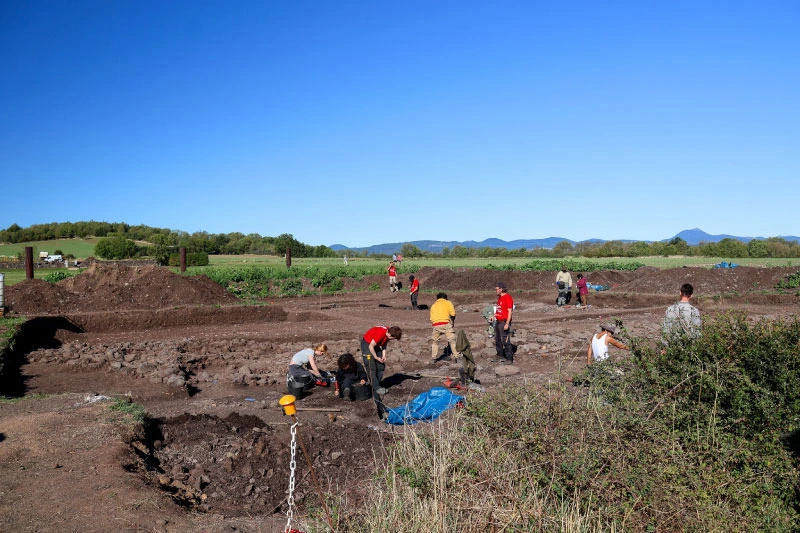 Étudiants fouillant sur le site archéologique de Corent en Auvergne